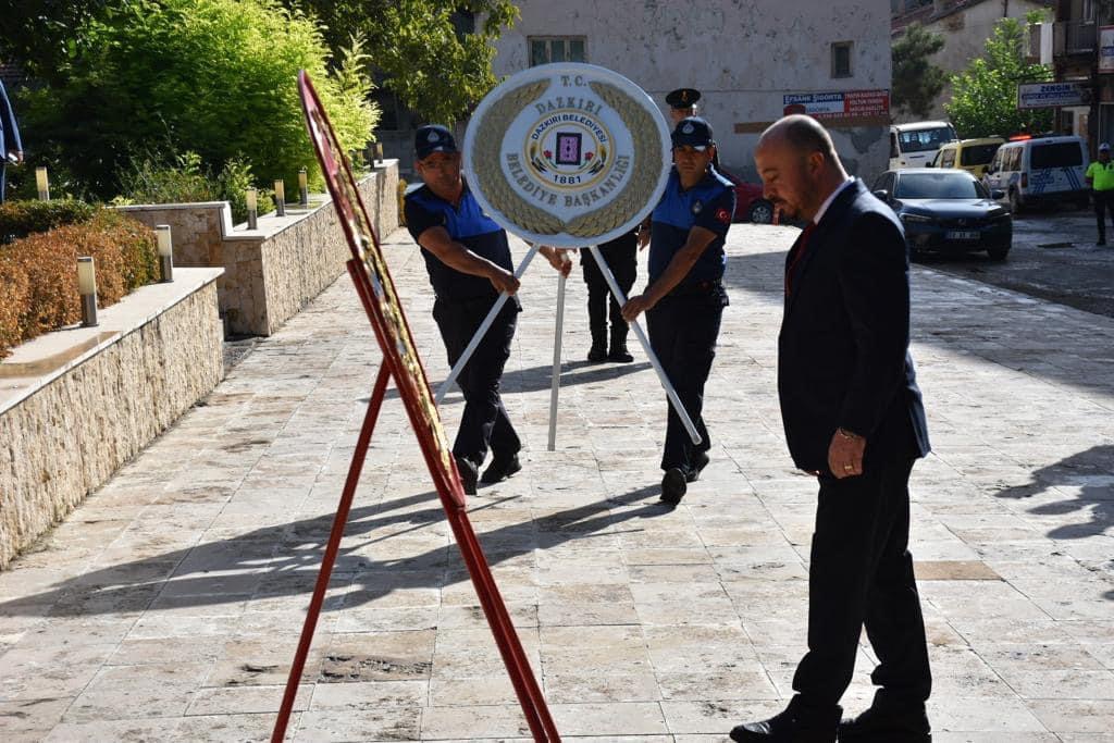 Belediye Başkanı Zafer Bayramı'nda şehitleri anma programına katıldı.