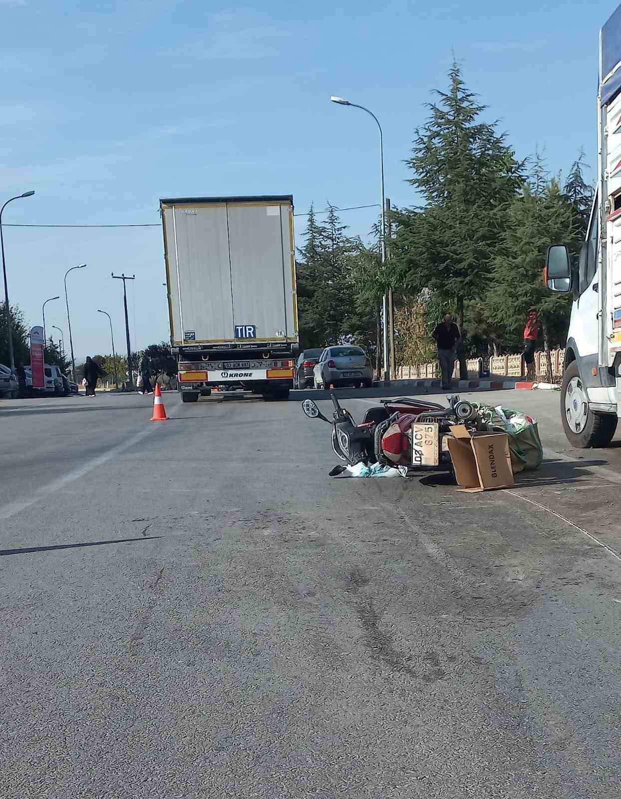 Afyon'da tır motosiklete çarptı: 3 yaralı