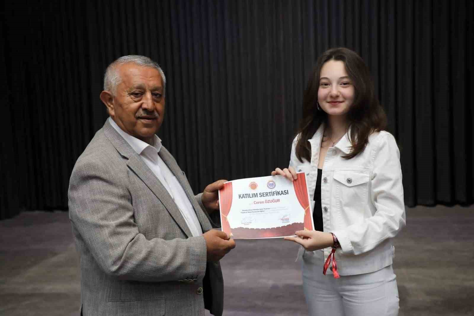 Afyonkarahisar Belediyesi Gençlere Ücretsiz Tiyatro Kursu Verdi