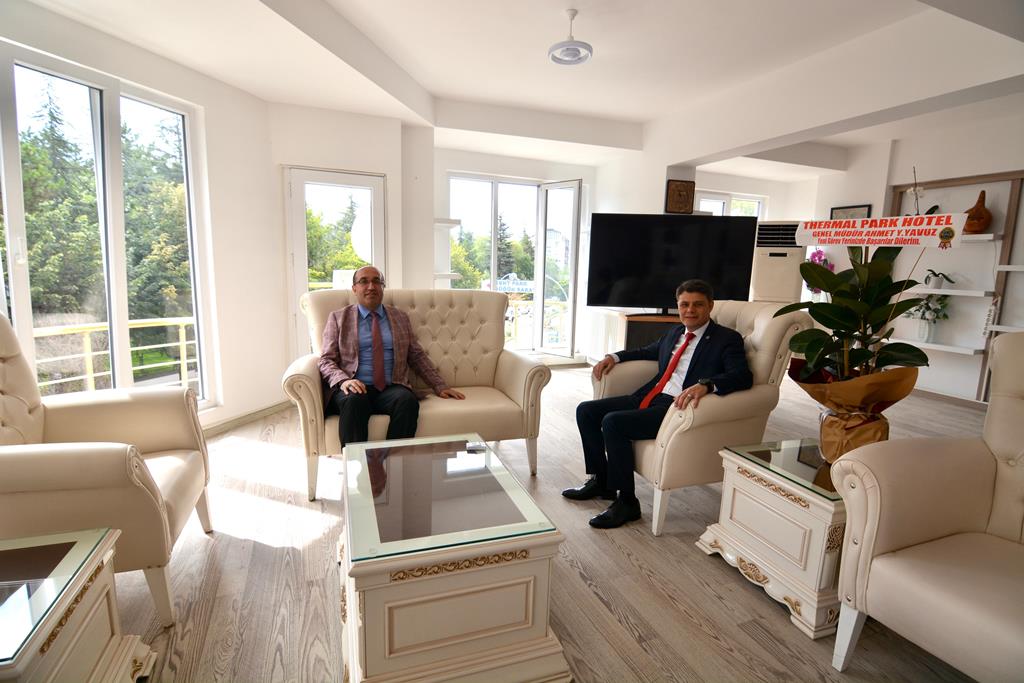 Sandıklı Belediye Başkanı Dr. Mustafa Çöl, Kaymakam Önder Çengel'e hayırlı olsun ziyaretinde bulundu.