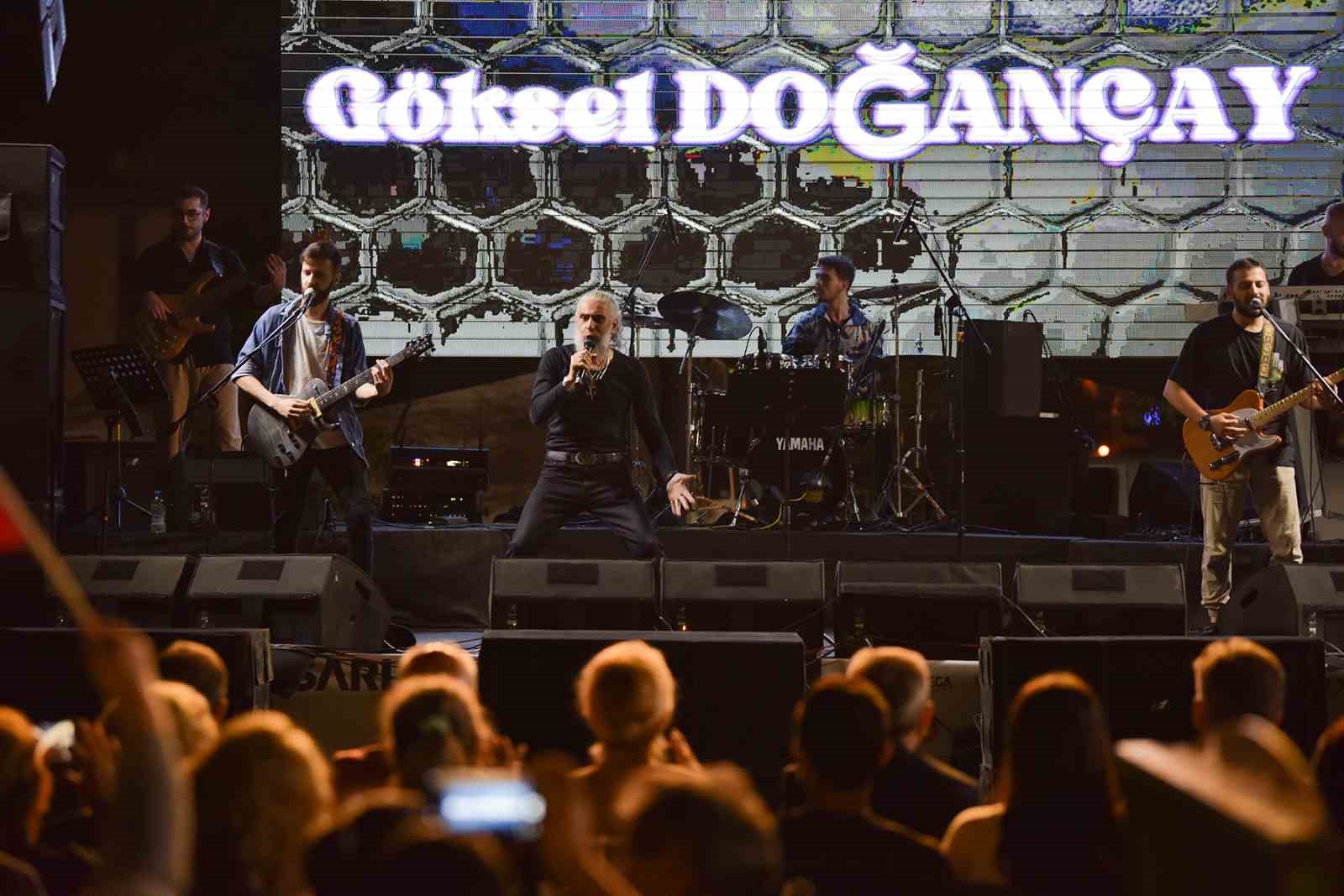 Tepebaşı Belediyesi, Uluslararası Eskişehir Pişmiş Toprak Sempozyumu'nda Göksel Doğançay ile Rock konseri düzenledi.