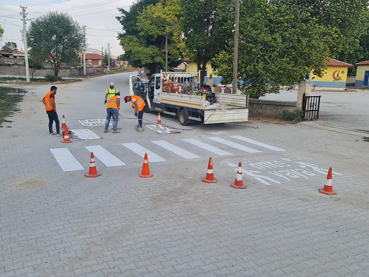Köy okullarının yaya geçitleri yenilendi.