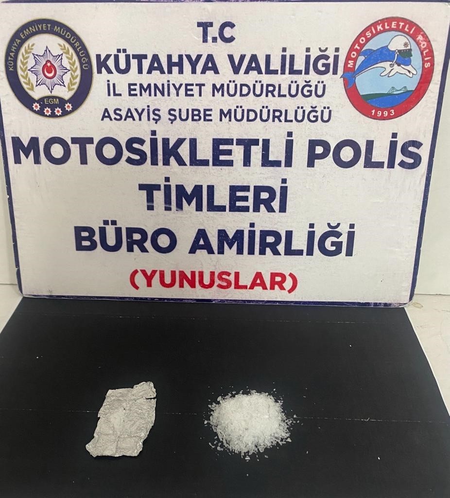 Kütahya'da Polisler, 4.34 gram metamfetamin ele geçirildi.
