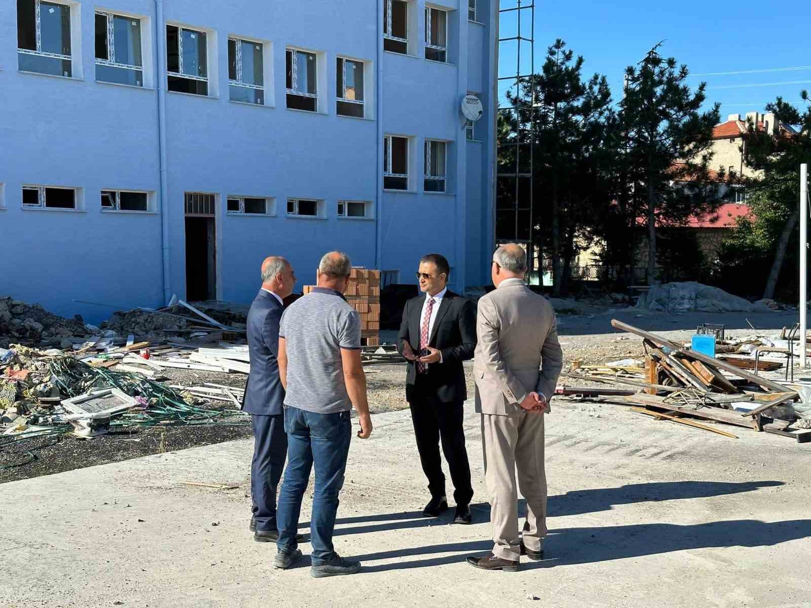 Afyonkarahisar'ın Emirdağ Kaymakamı Okullardaki İyileştirme Çalışmalarını İnceledi.