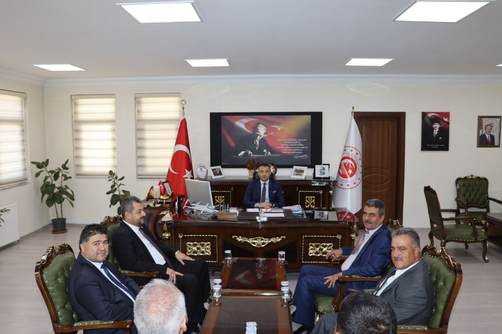 Kaymakam Bilici, Emirdağ MHP İlçe Başkanı ve Yönetimini kabul etti.