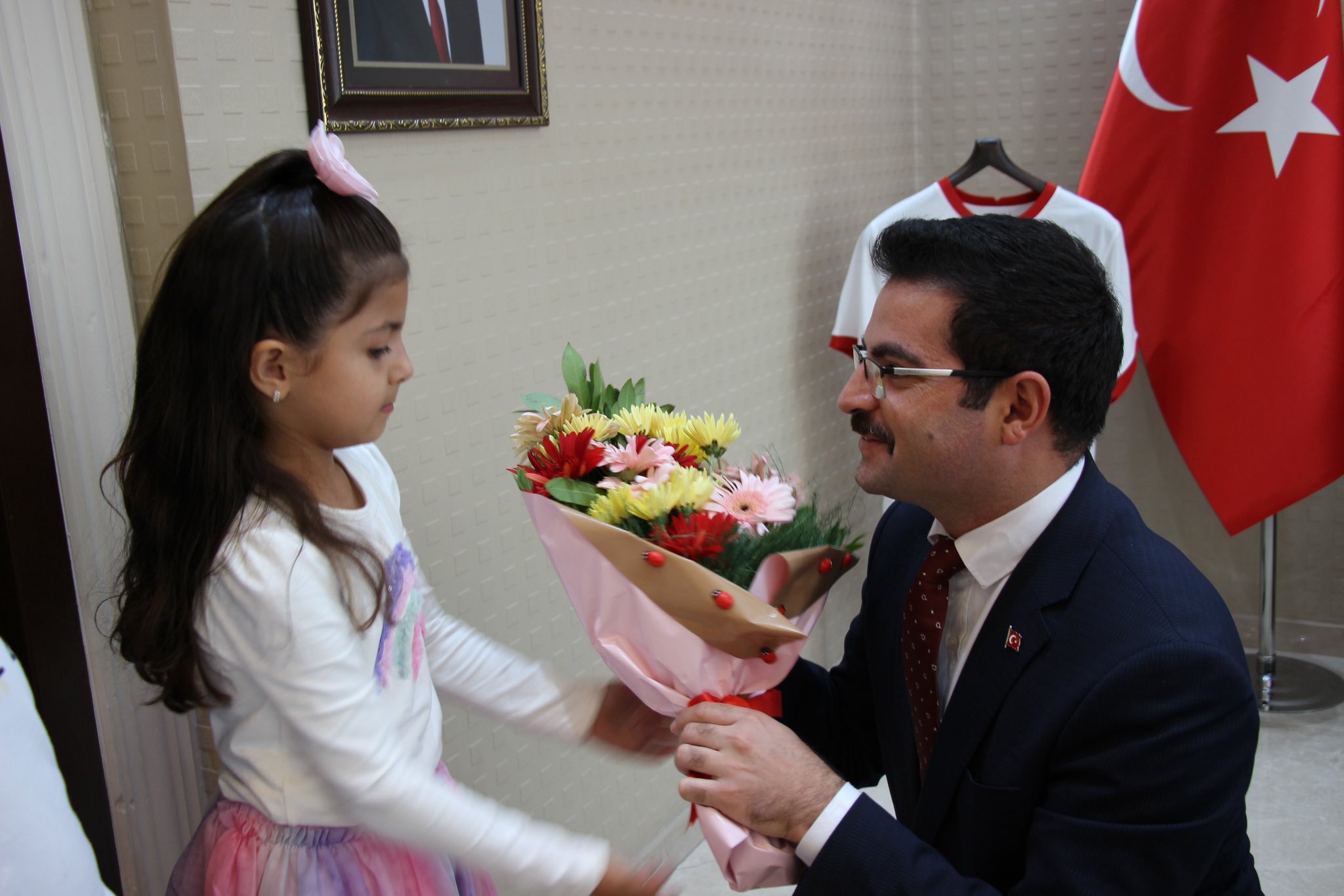 Kaymakam Harun Reşit HAN öğrencilere hediye takdim etti.