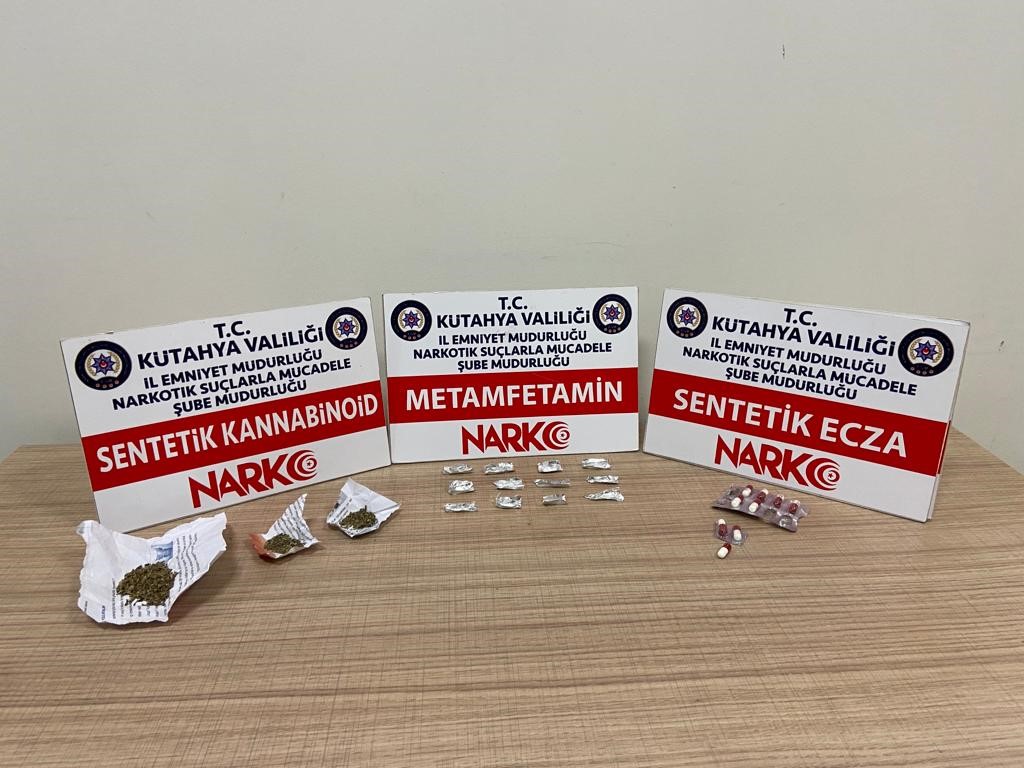 Kütahya'da evlerinde uyuşturucu ele geçen 2 bayanın biri tutuklandı.