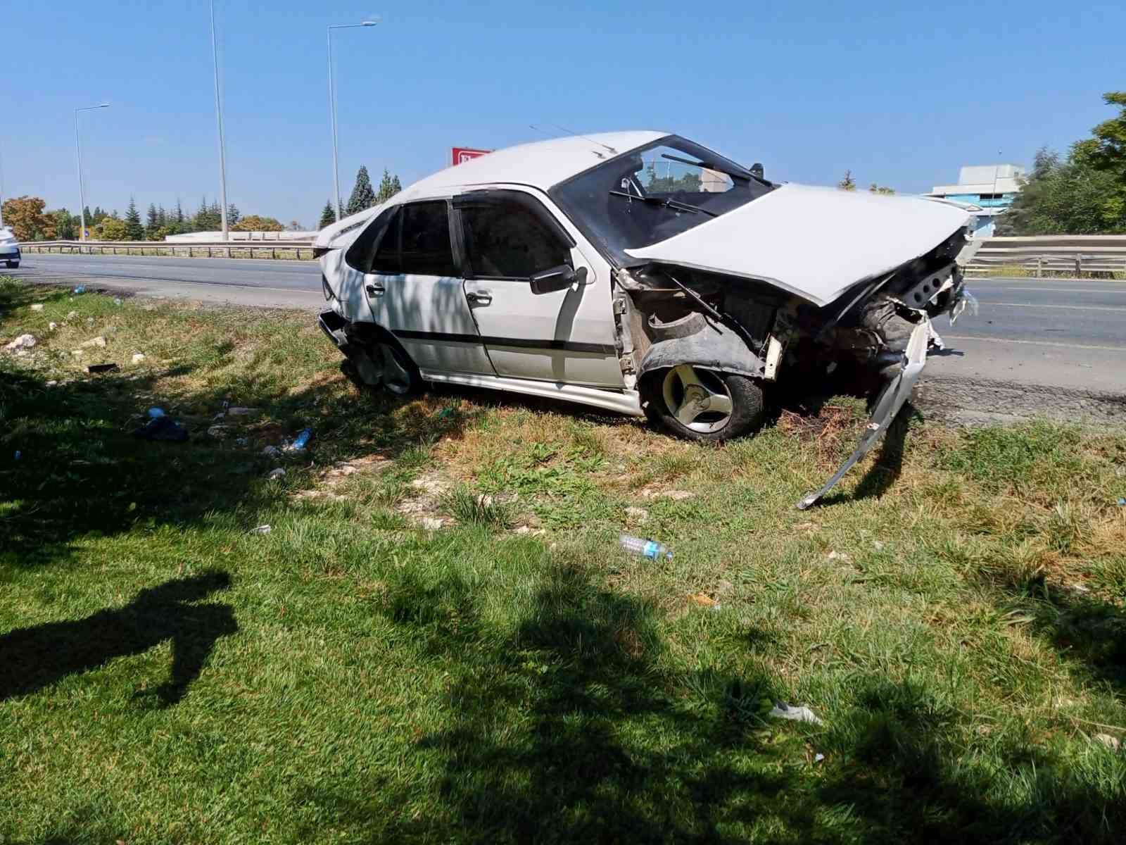 Eskişehir'de direksiyon hakimiyeti kaybedilen araç bariyerlere çarptı.