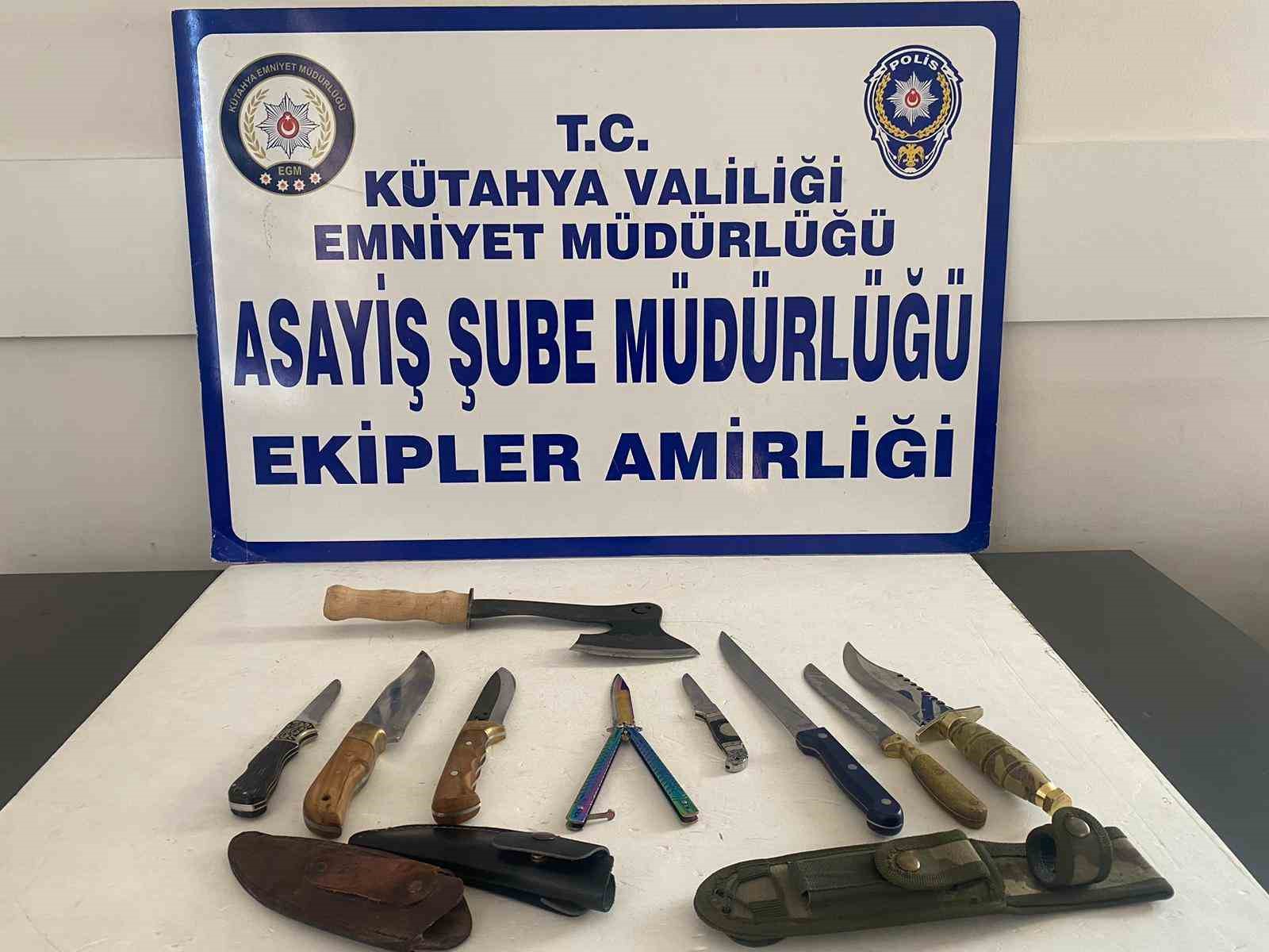 Kütahya'da polis ekipleri 'Şok Asayiş Uygulaması' yaparak 9 kesici alet ele geçirdi.