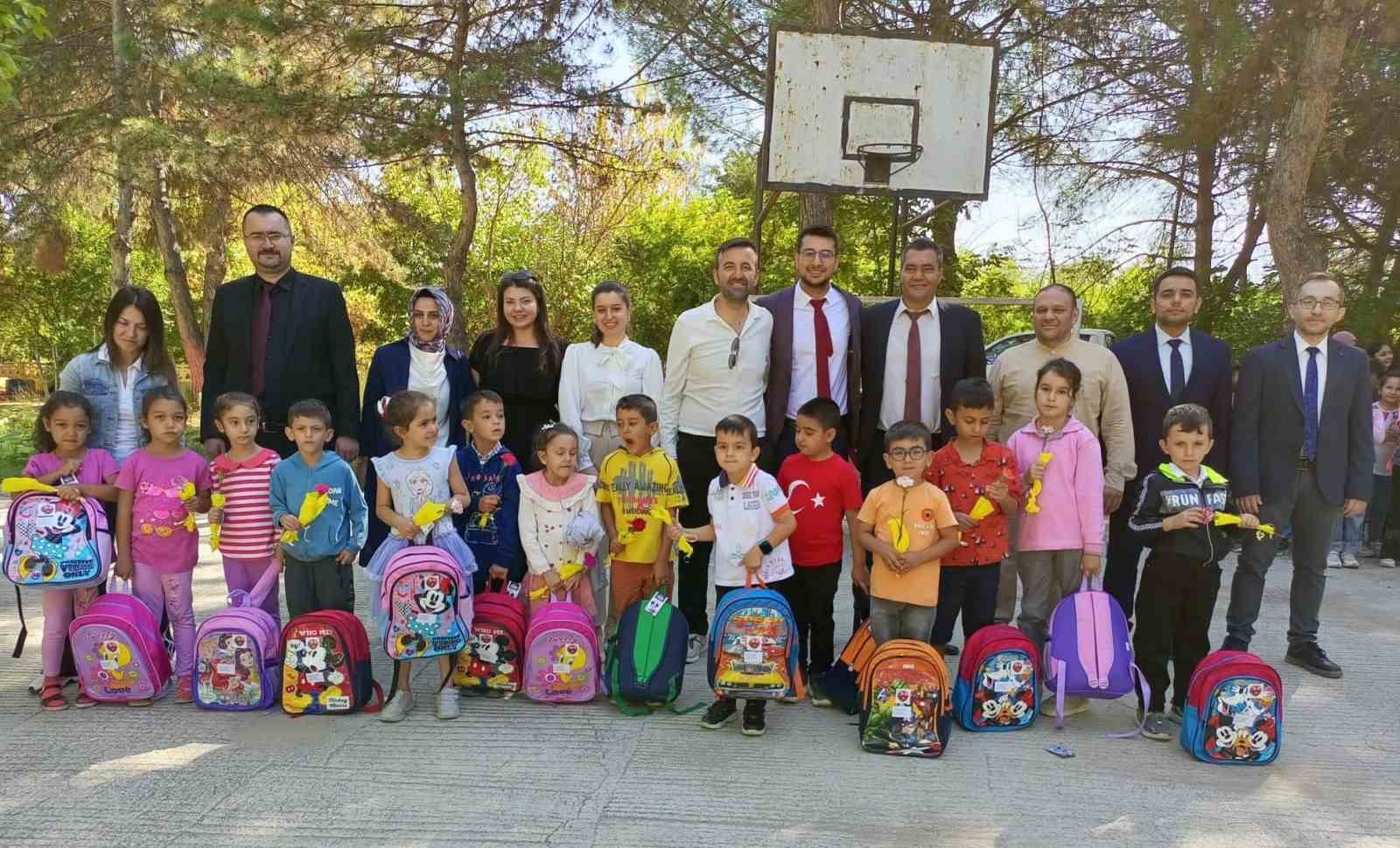 İnhisar Belediyesi Öğrencilere Çanta Hediye Etti