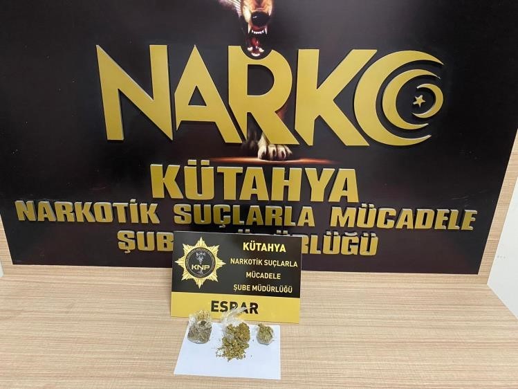 Kütahya'da durdurulan araçta 16,95 gram esrar bulundu