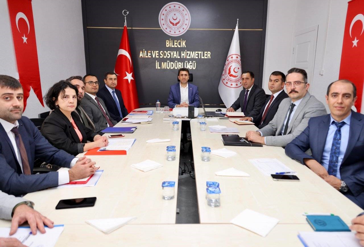 Vali Aygöl, Aile ve Sosyal Hizmetler İl Müdürlüğünde çalışmaları değerlendirdi.