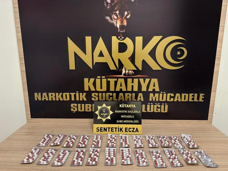 326 adet sentetik ecza hap ele geçirildi, 1 kişi gözaltına alındı.