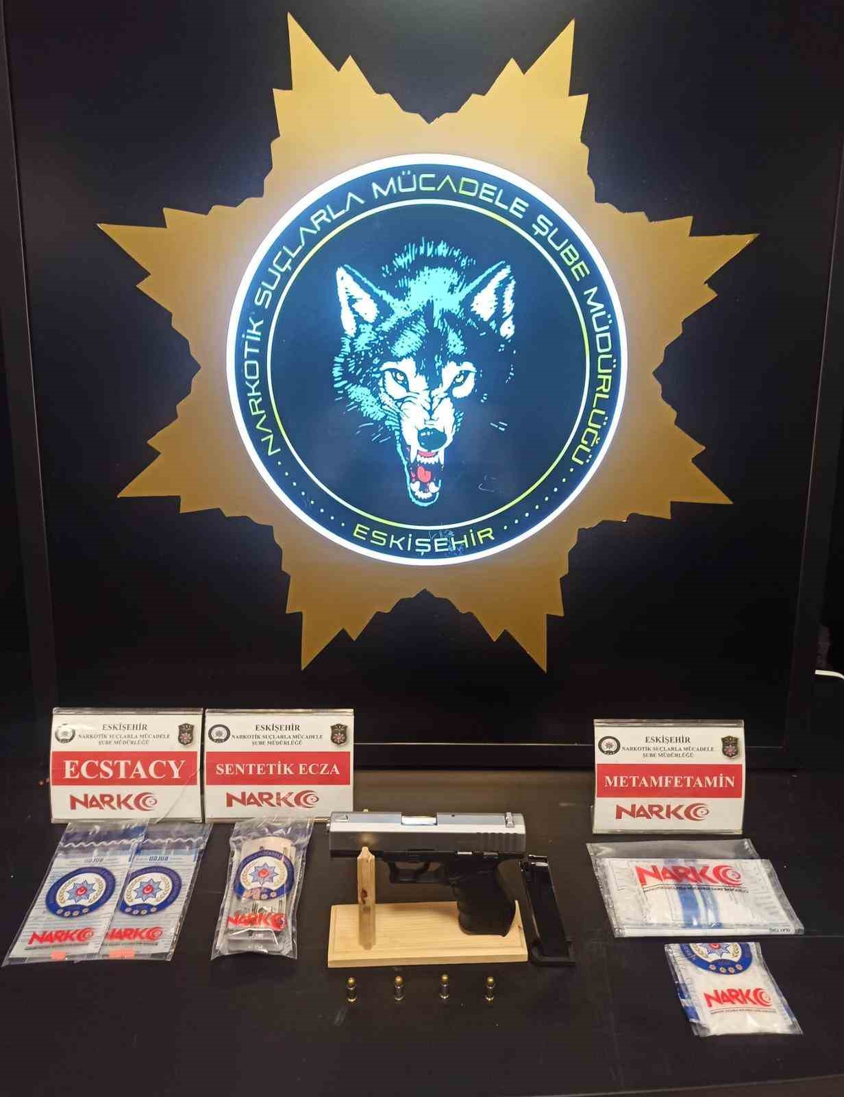 Eskişehir'de 4 şüpheliye uyuşturucu ve silah suçlamasıyla cezaevine gönderildi.