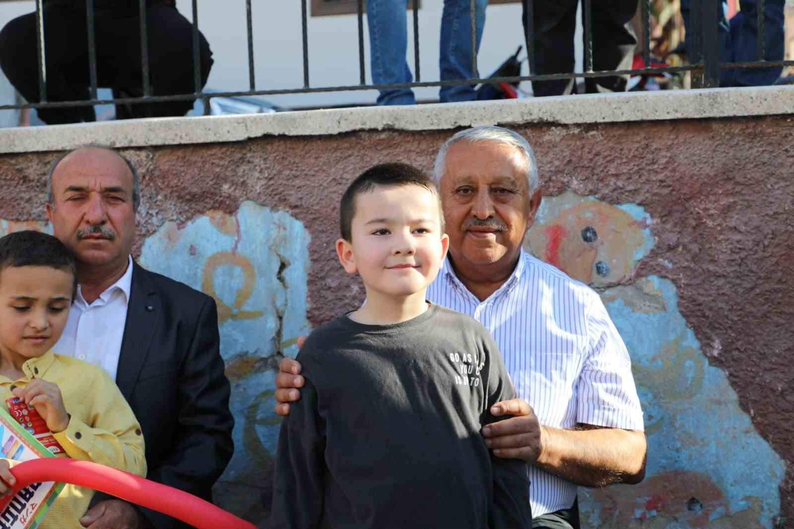 Afyonkarahisar Belediyesi, Akmescit Mahallesi'nde çocuklar için renkli şenlik düzenledi.