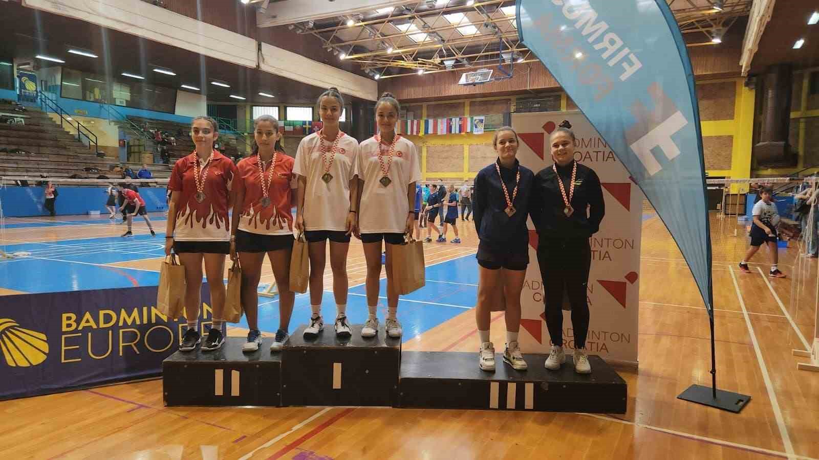 Eskişehirli ikizler, Avrupa Badminton Şampiyonası'nda şampiyon oldu.