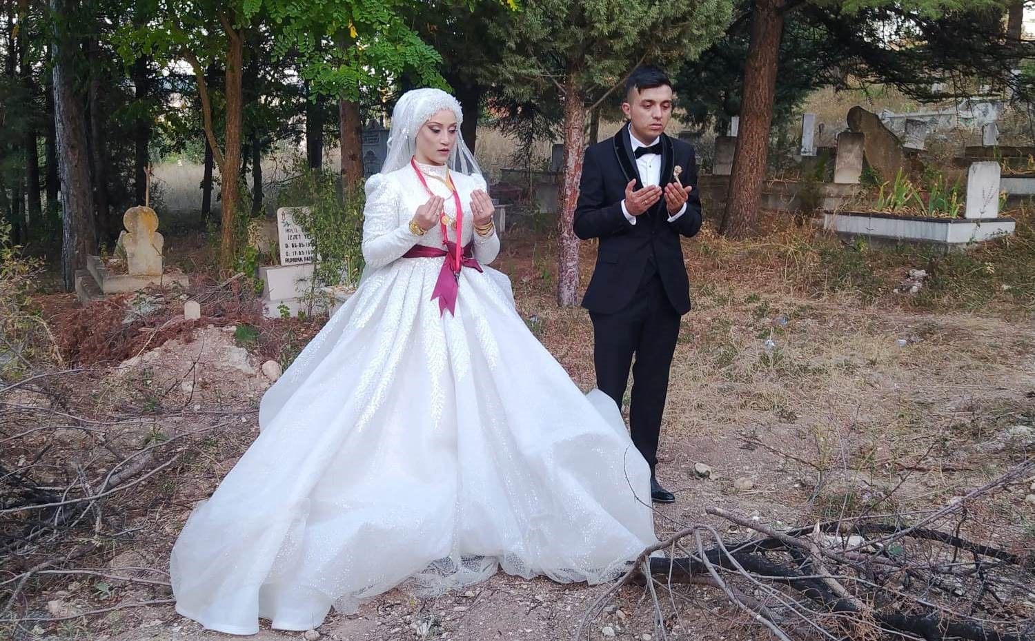 Hisarcık'ta kanserden kaybedilen annenin mezarını ziyaret ettiler.