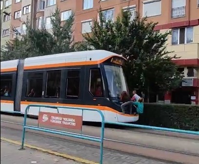 Eskişehir'de tramvaya tutunan çocuklar tehlikede!
