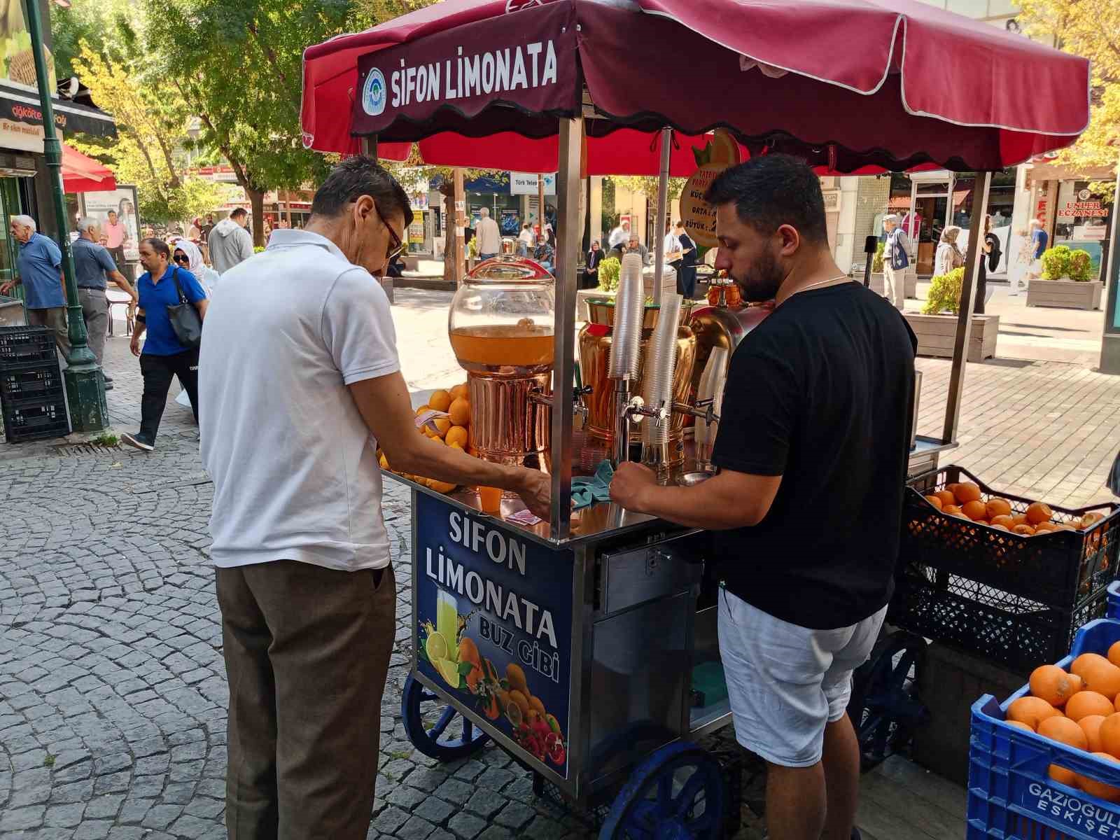 Eskişehir'de Vatandaşlar Portakal Suyu İle Hastalıklara Önlem Alıyor