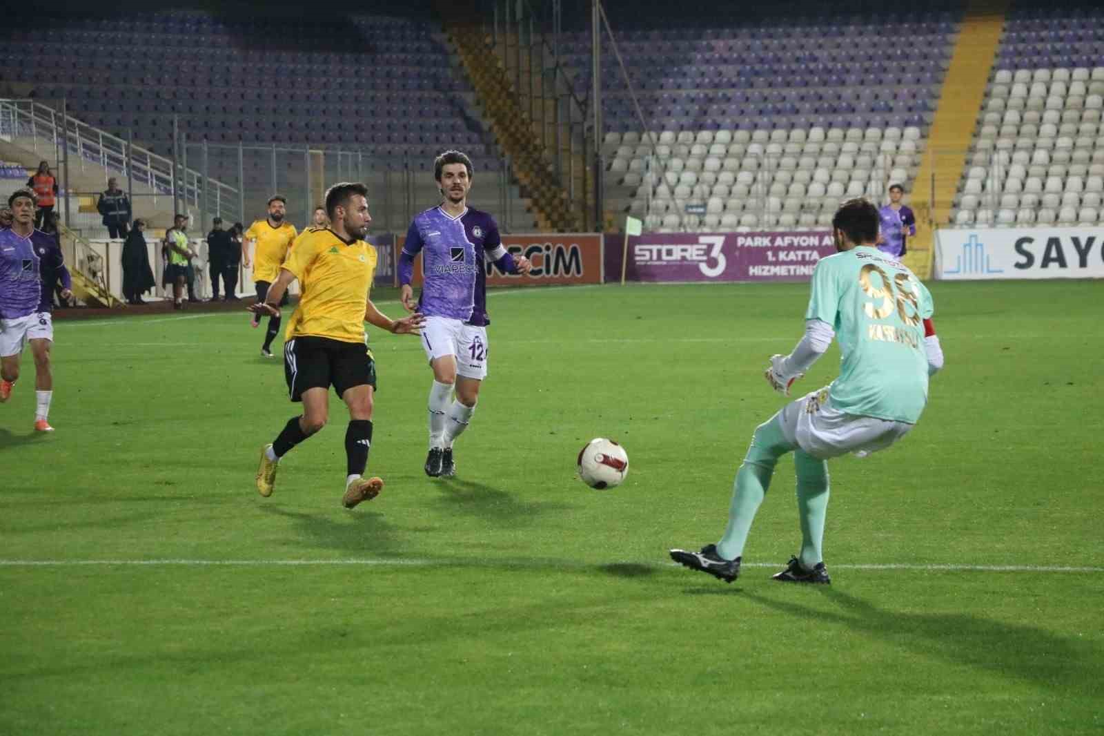 Afyonspor evinde Esenlerspor'a yenildi.