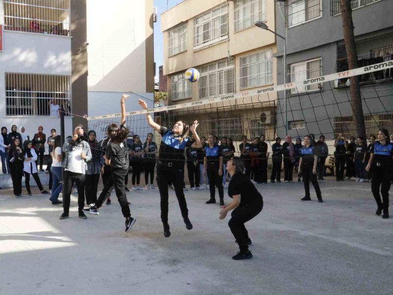 Adana'da kadın polisler, voleybol kursu alan lise öğrencileriyle maç yaptı