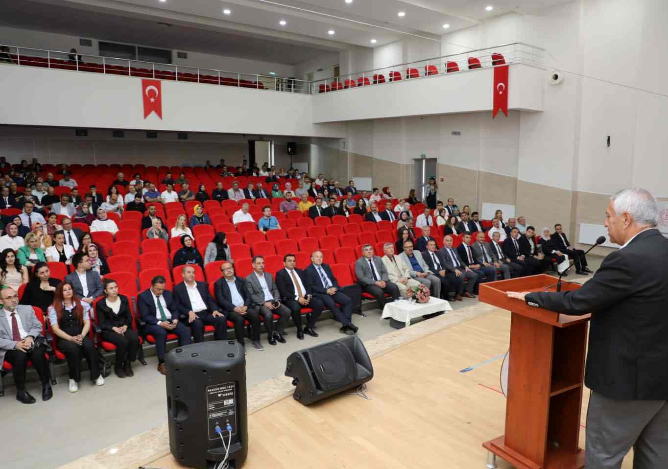 Mehmet Zeybek 'Değerler Hareketi Projesi' ödül törenine katıldı