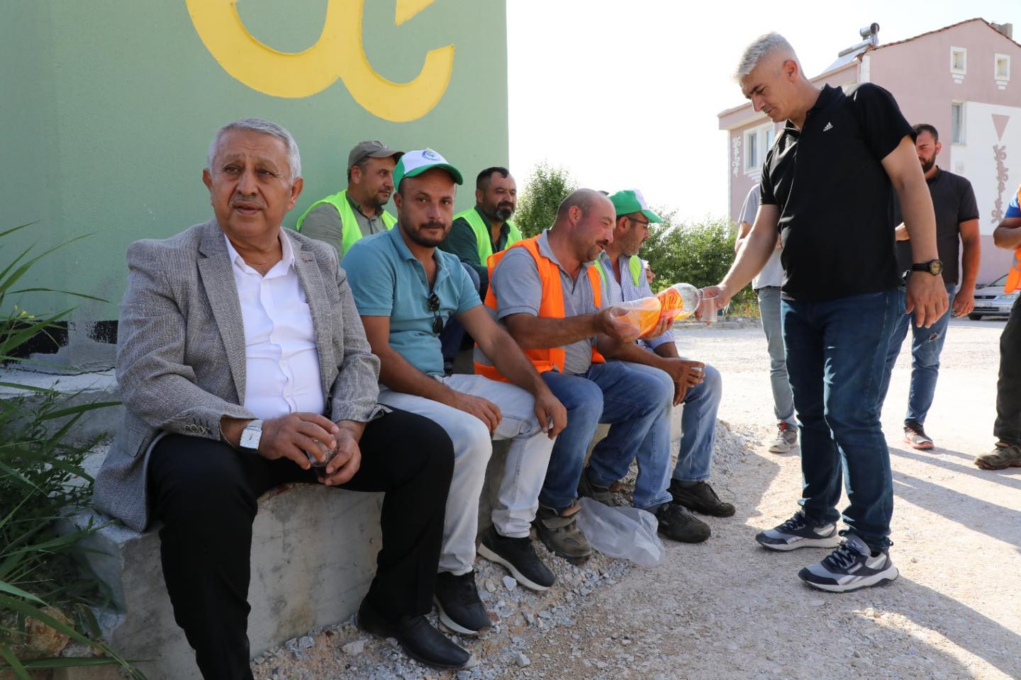  Mehmet Zeybek, Orhangazi Mahallesi'nde devam eden asfalt çalışmalarını yerinde inceledi. 