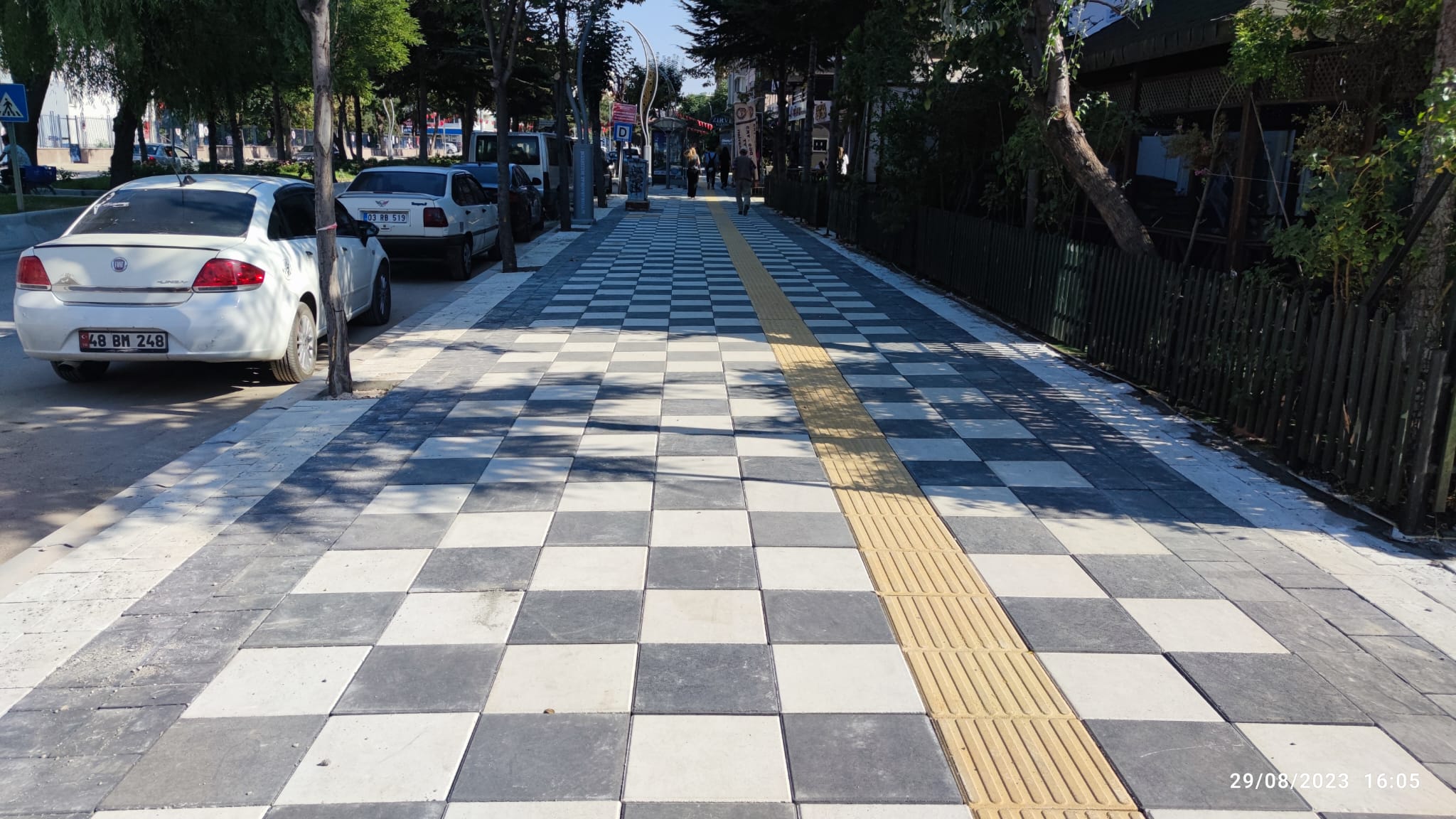 Afyon'da belediyenin kaldırımları yenilemesi, bazı vatandaşların tepkisini çekti. 