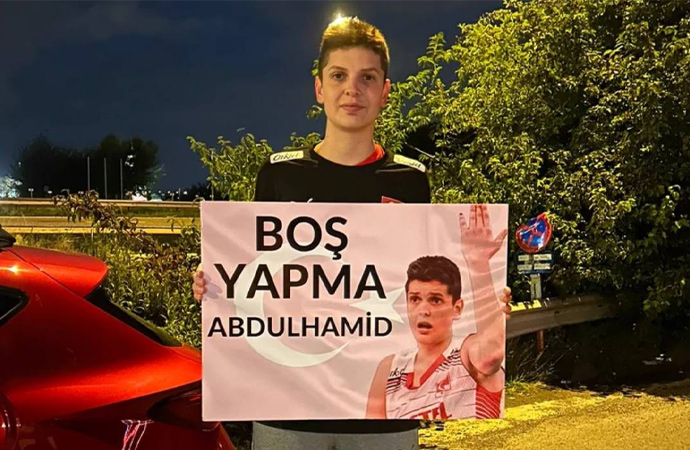 Milli voleybolcu Ebrar Karakurt'tan Pankartlı Cevap