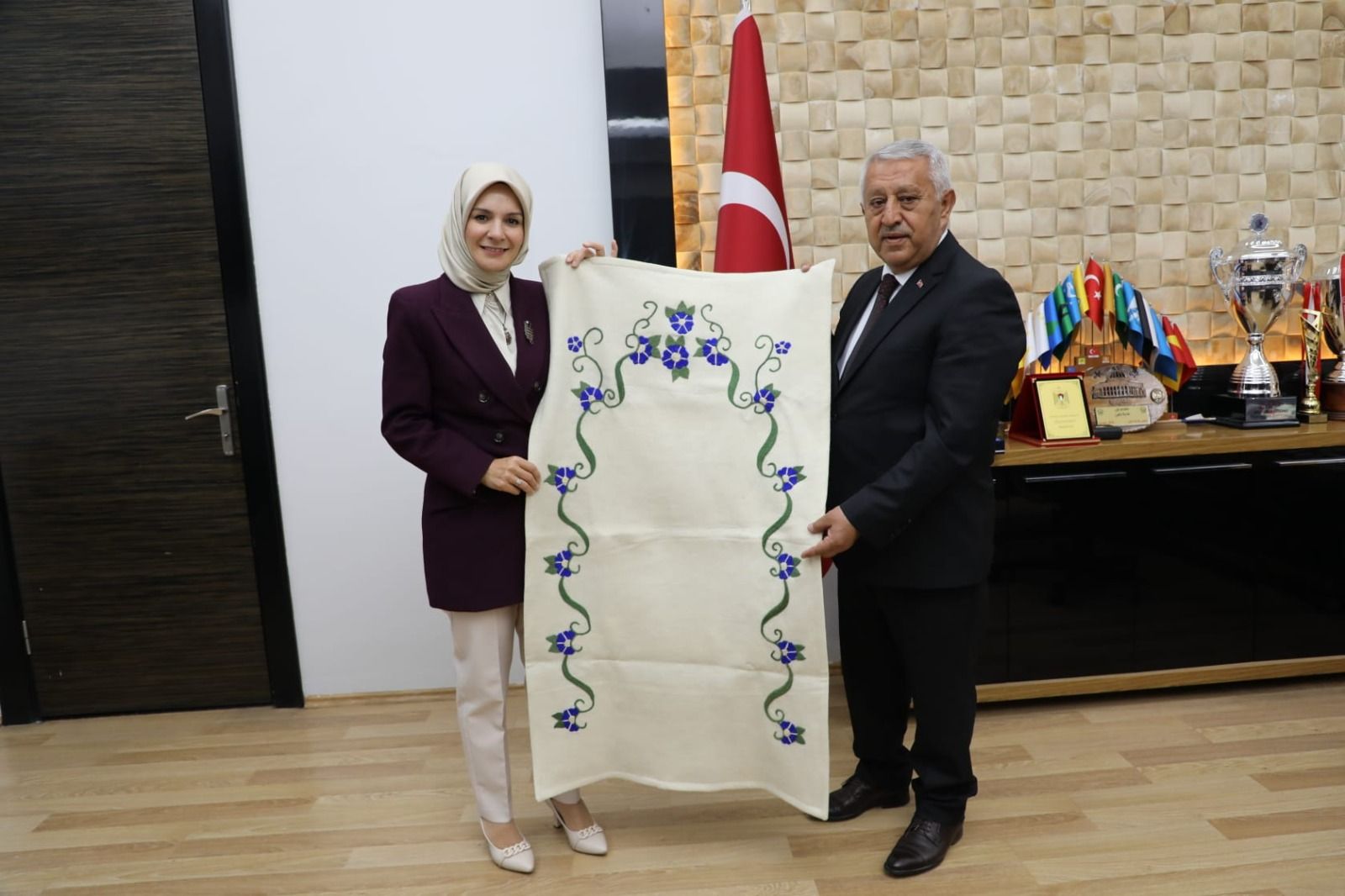 Bakan Göktaş Belediye Başkanı Zeybek'e Çalışmaları nda Başarılar Diledi