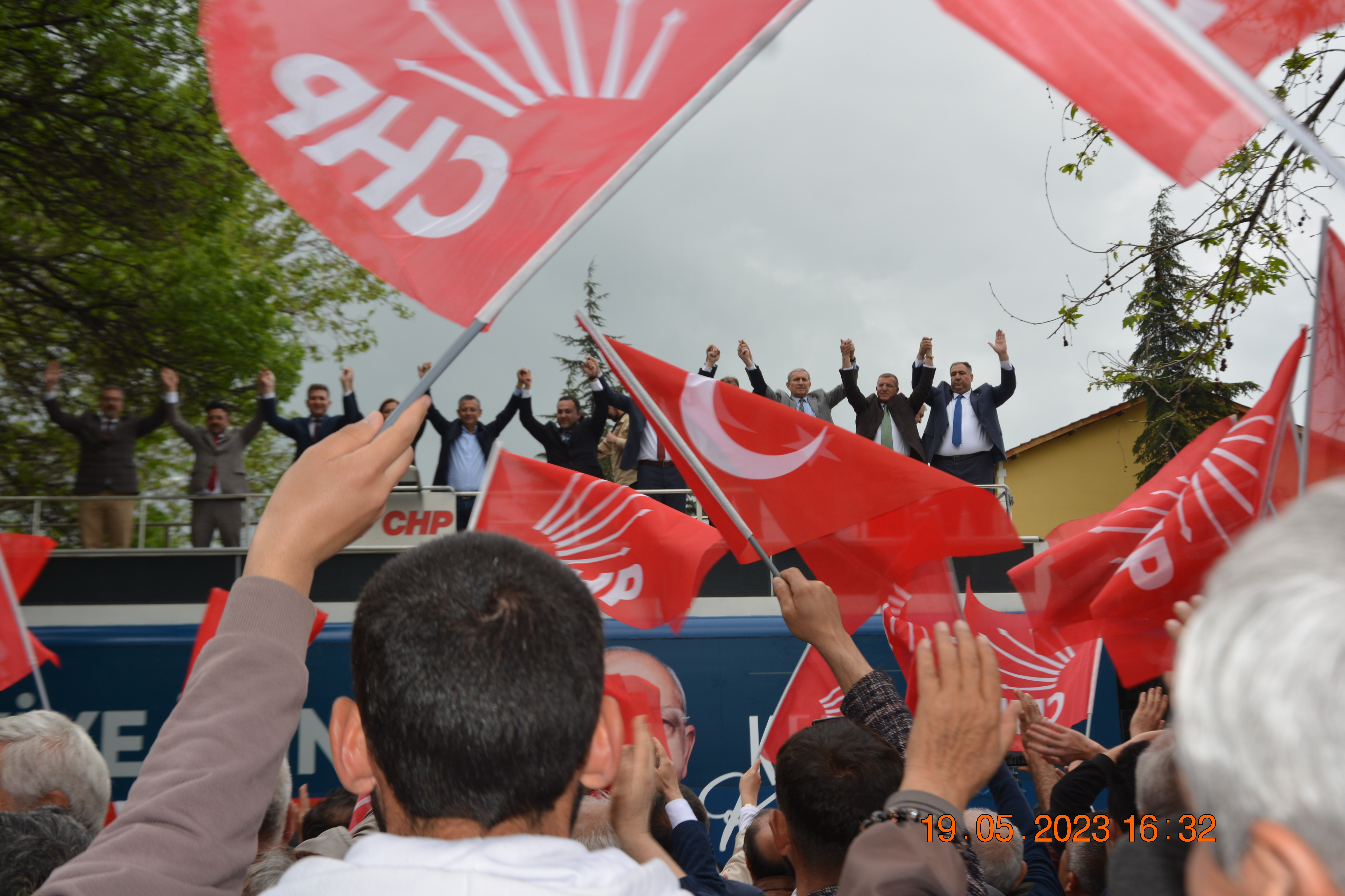 Özgür  Özel ''Allah belasını versin'' Video 